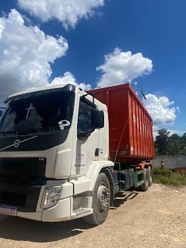 Caminhão Roll-On da Norte Entulho carregado